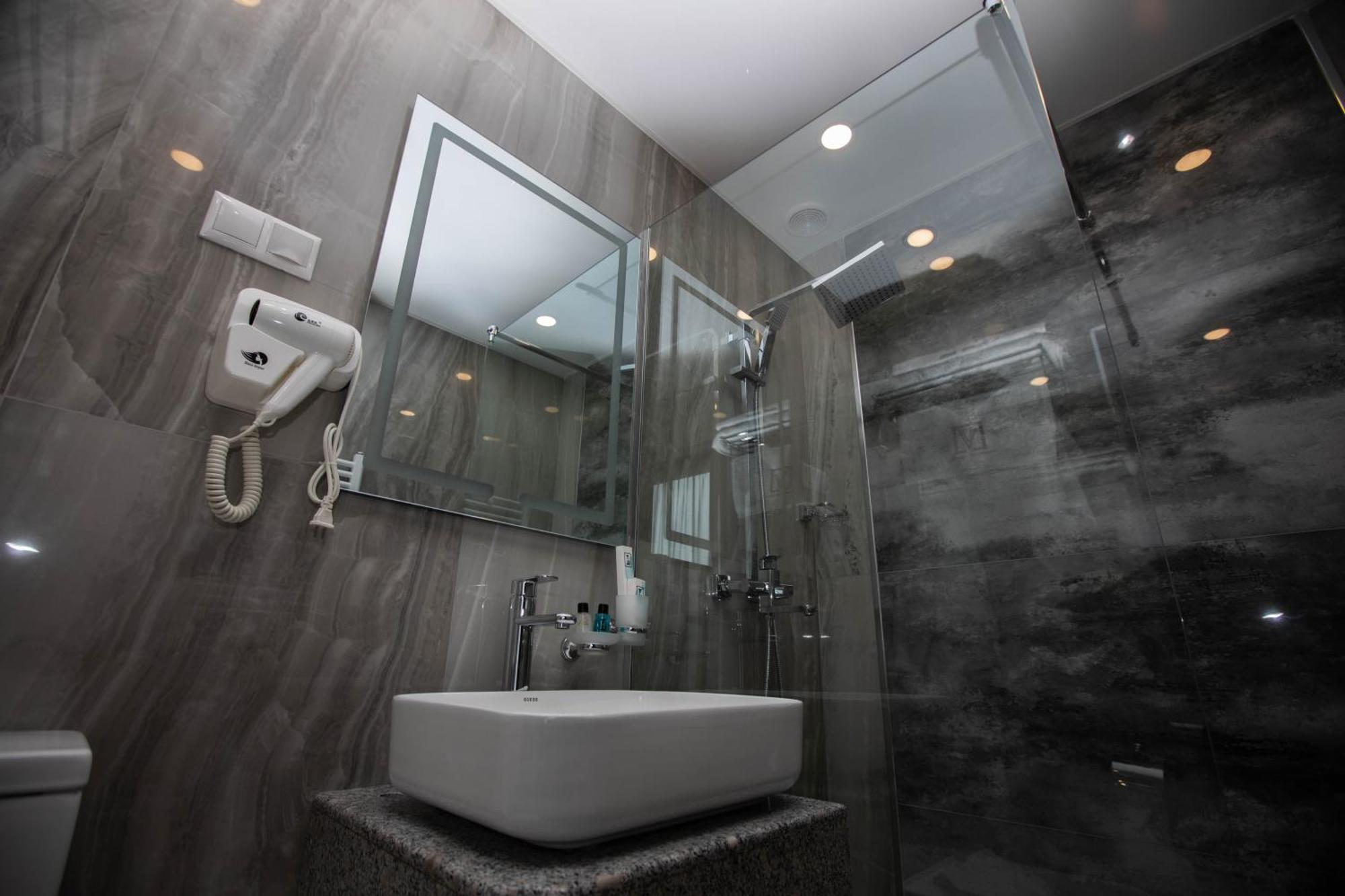Vg Hotel Yerevan Bagian luar foto