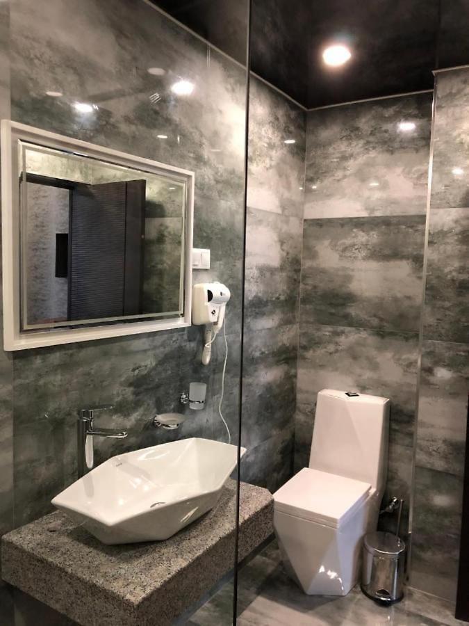 Vg Hotel Yerevan Bagian luar foto